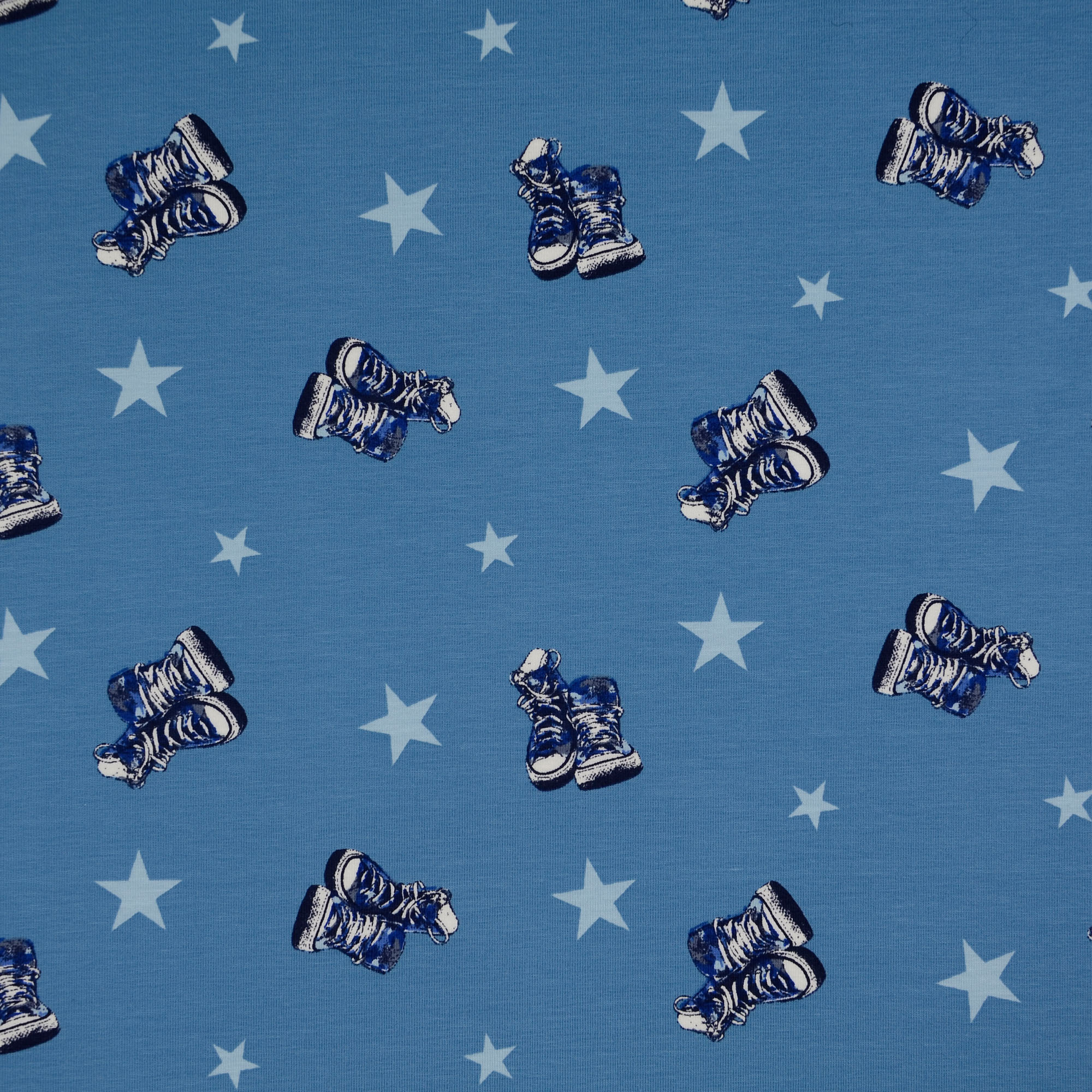Blauwe katoentricot met sterren en All Stars van Little Darling